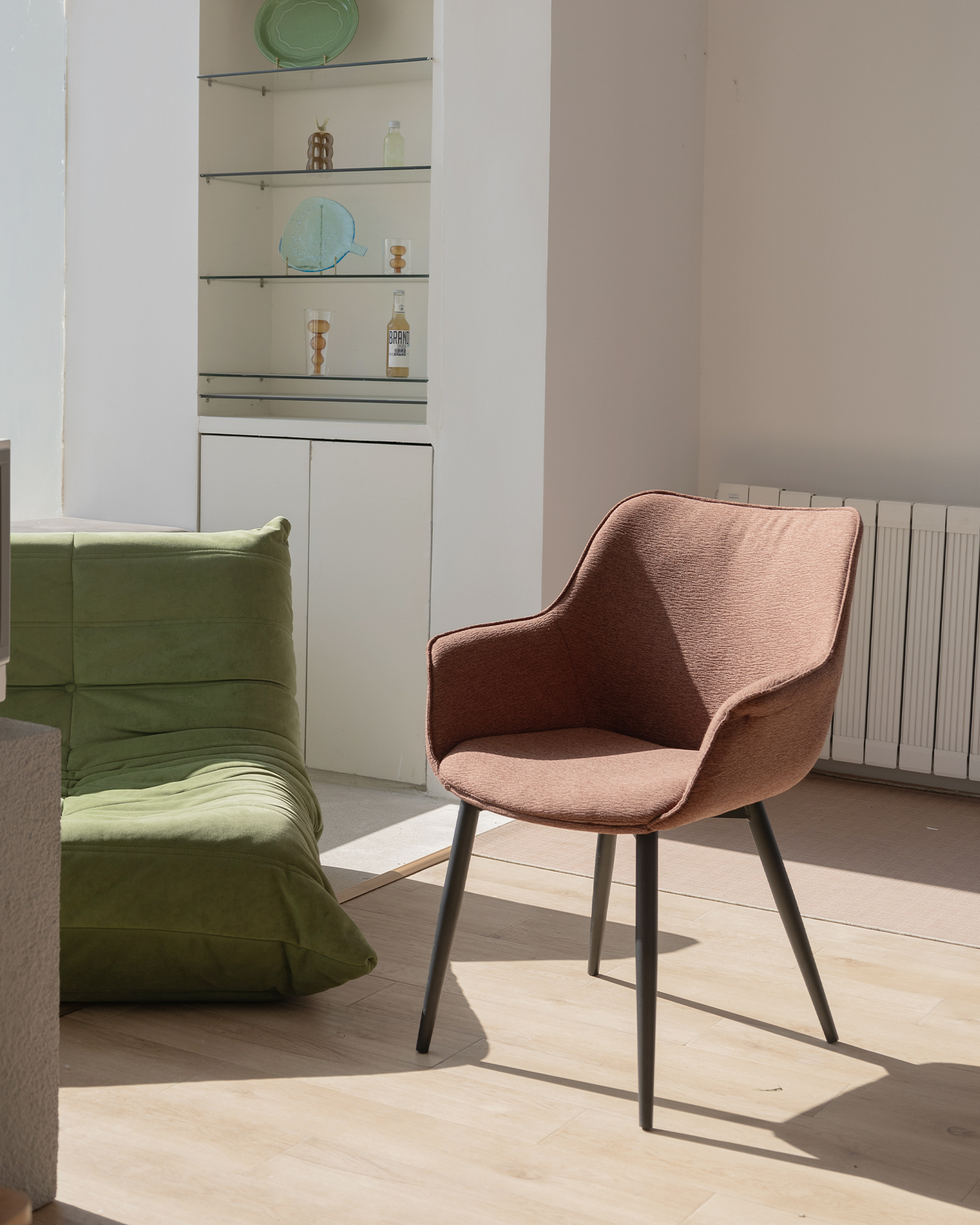 Moderni kaareva takatuolit Moderni kaareva takatuolit