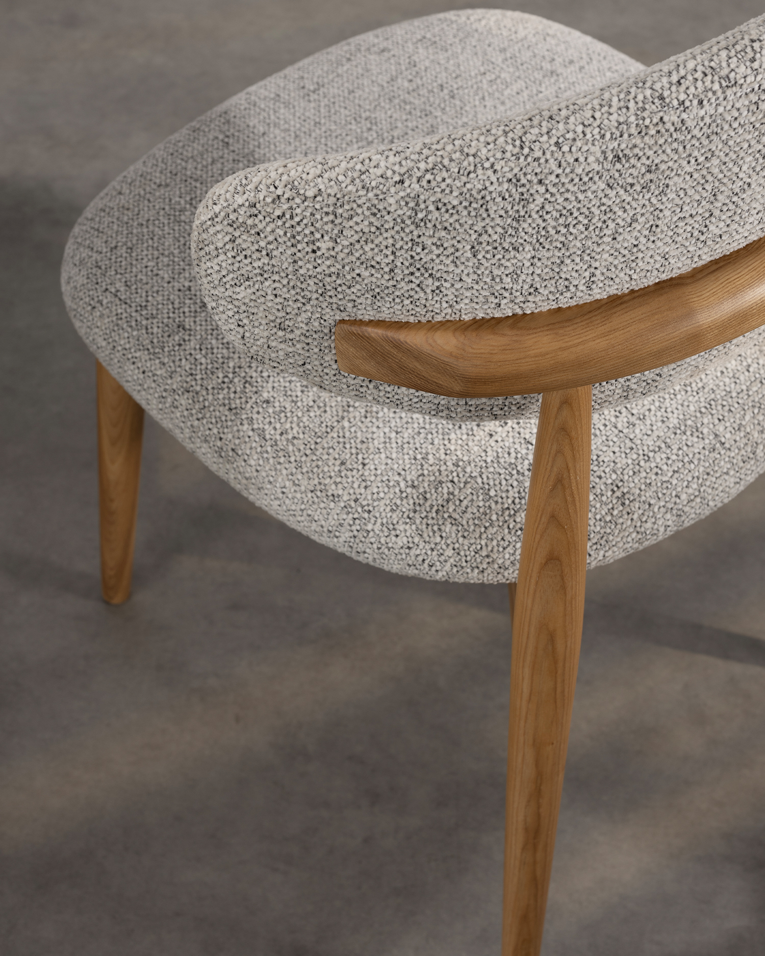 Verhoilut kiinteät puiset tuolit Verhoilut kiinteät puiset tuolit