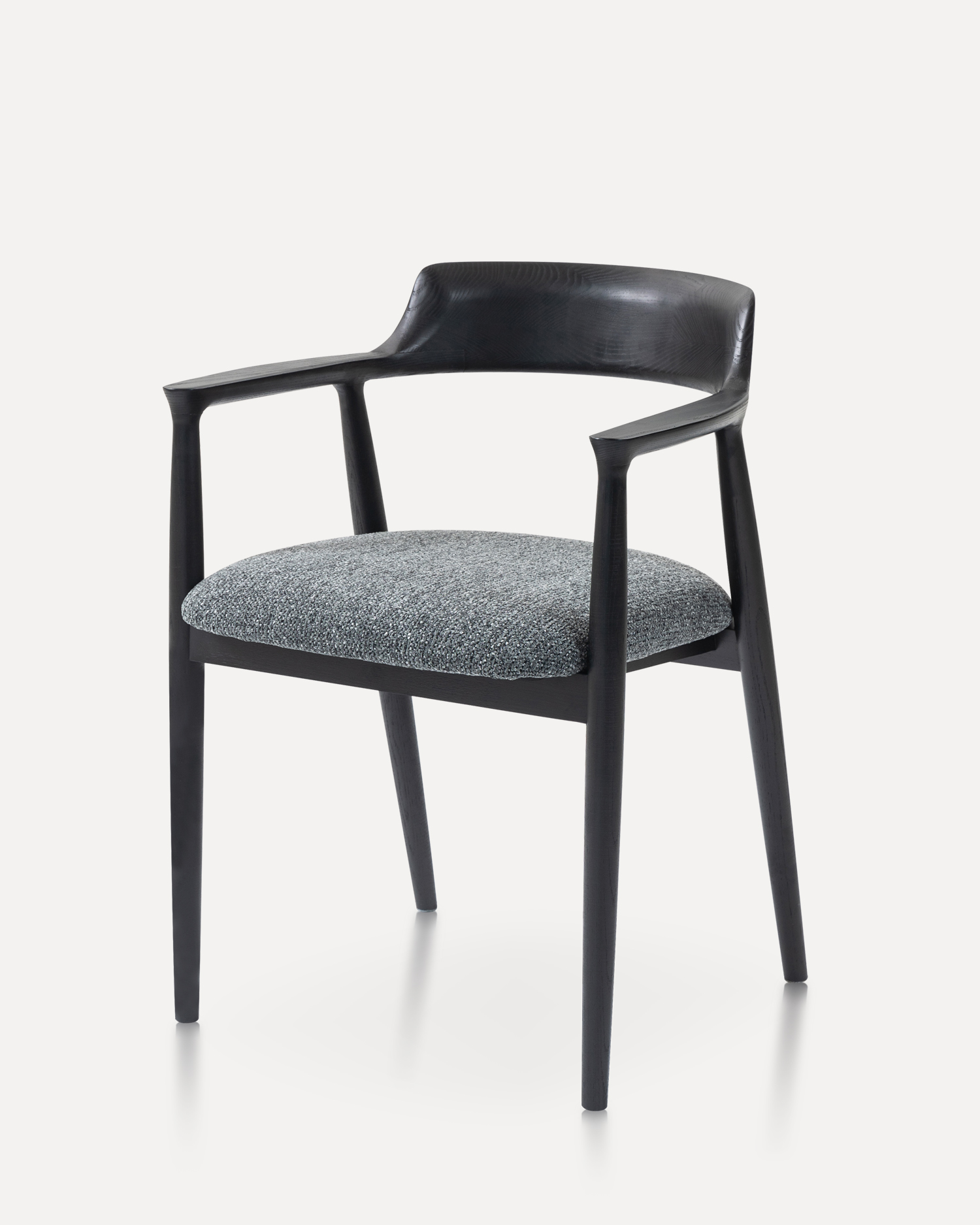 Minimalistiset käsinojaan puiset tuolit Minimalistiset käsinojaan puiset tuolit