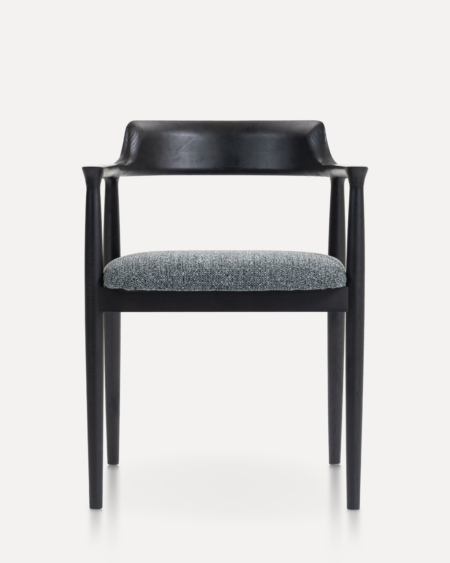 Minimalistiset käsinojaan puiset tuolit Minimalistiset käsinojaan puiset tuolit