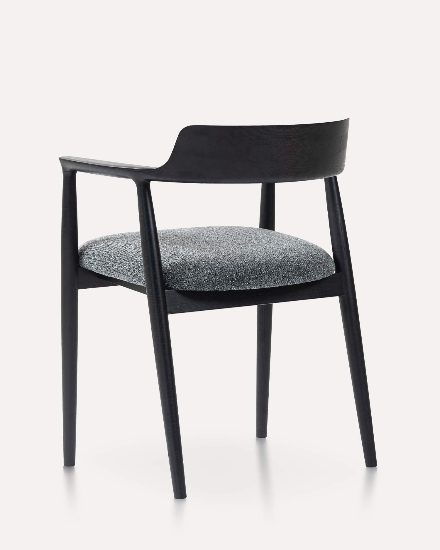 Minimalistiset käsinojaan puiset tuolit Minimalistiset käsinojaan puiset tuolit