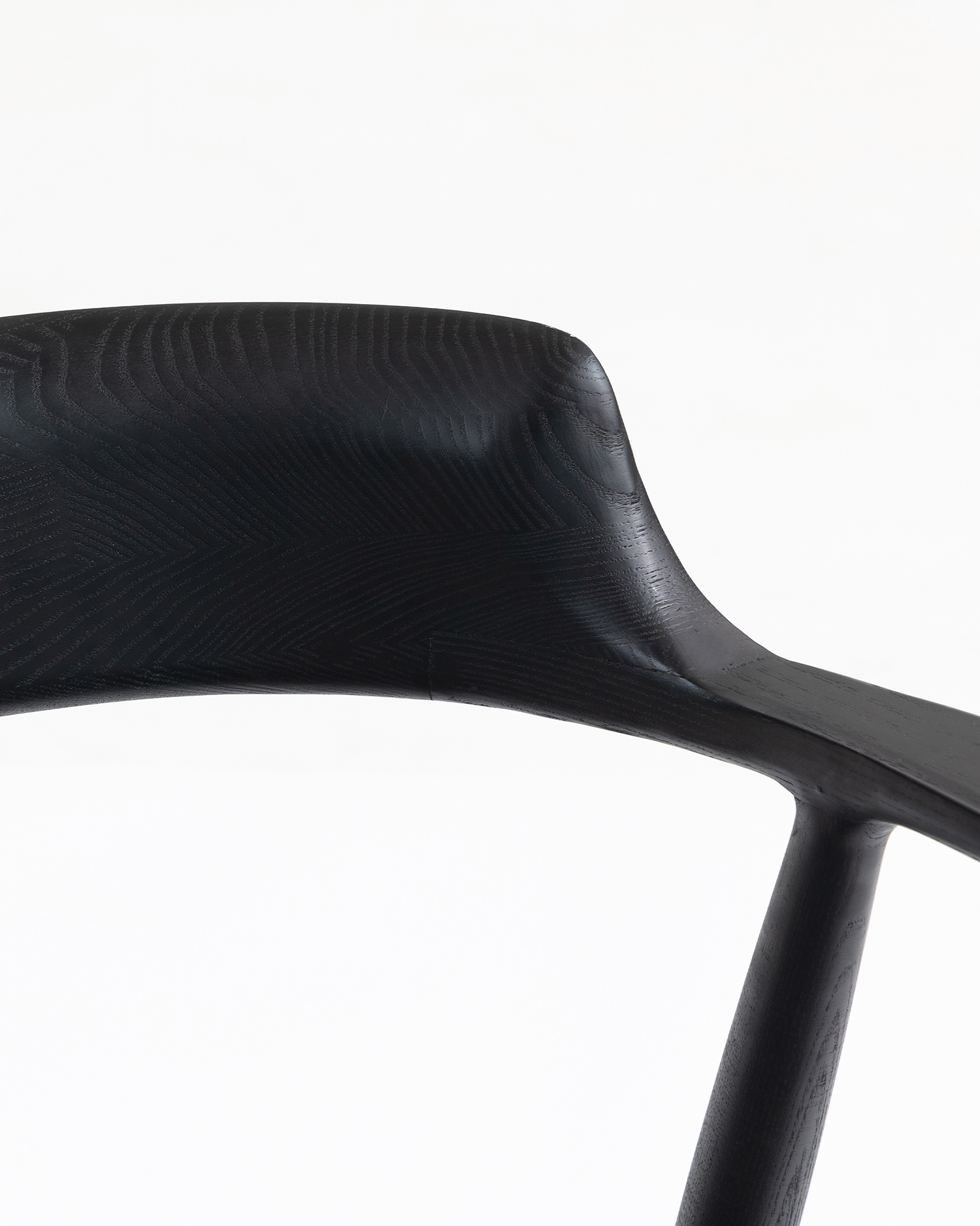 Minimalistiset käsinojaan puiset tuolit Minimalistiset käsinojaan puiset tuolit