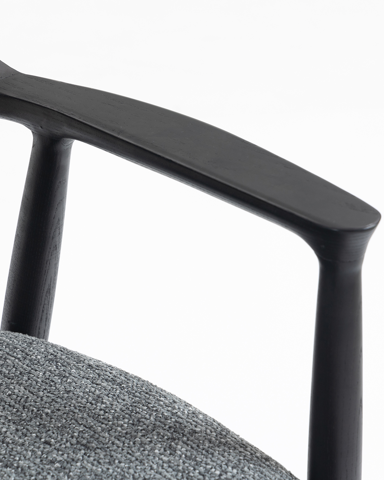 Minimalistiset käsinojaan puiset tuolit Minimalistiset käsinojaan puiset tuolit