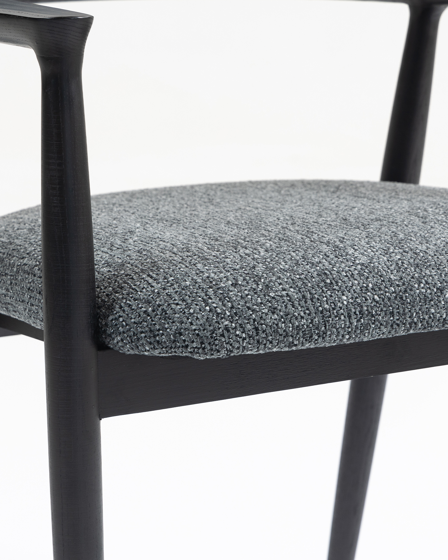 Minimalistiset käsinojaan puiset tuolit Minimalistiset käsinojaan puiset tuolit