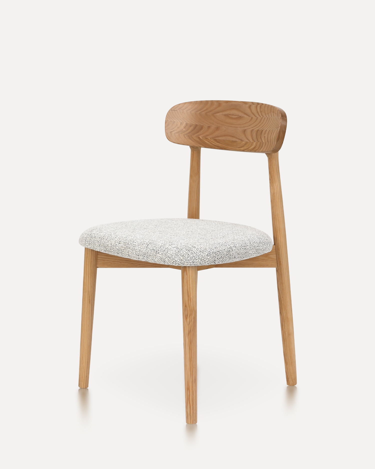 Pähkinäväriset klassiset puiset tuolit