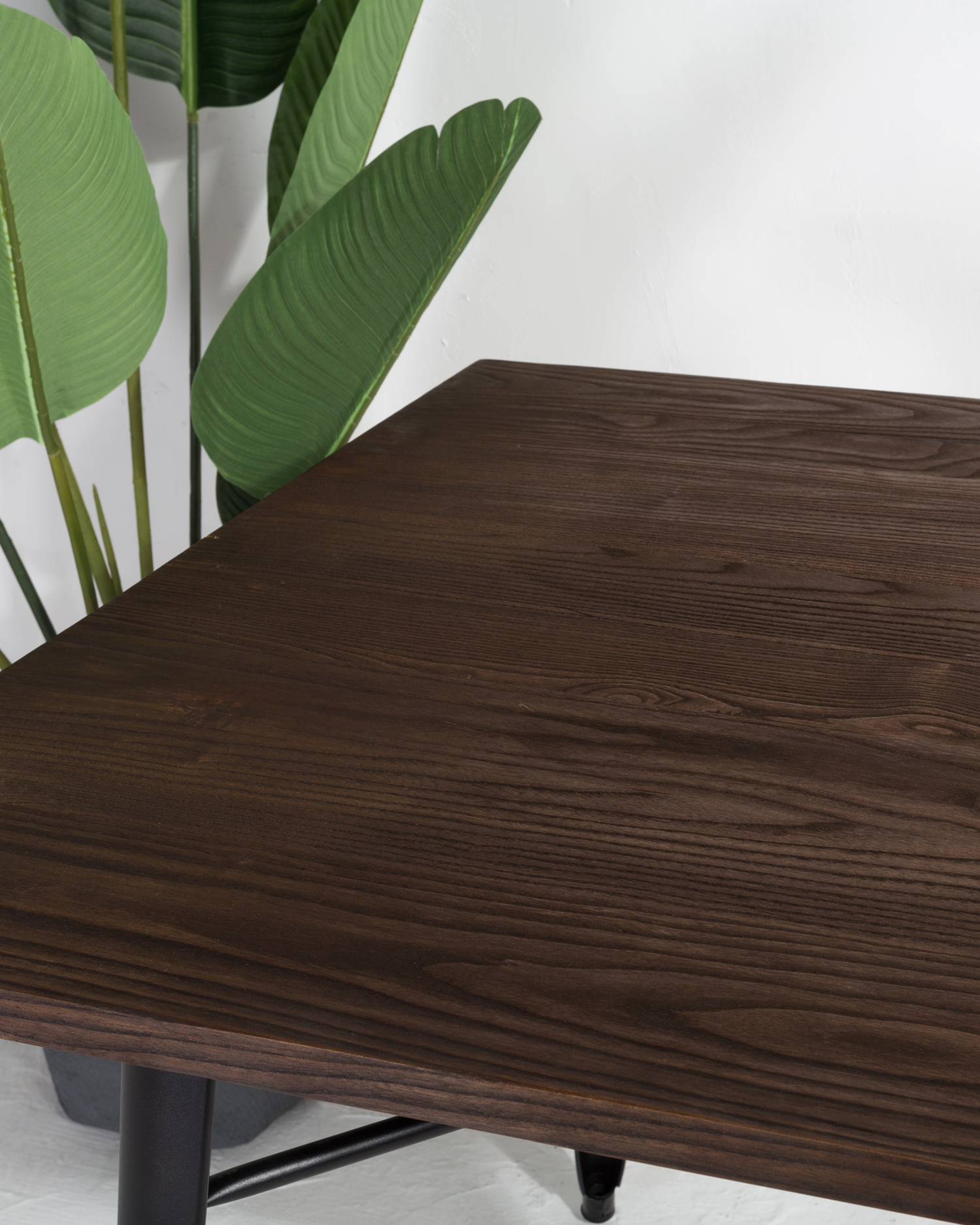 Neliöpuu ruokapöytä metallisilla jaloilla Neliöpuu ruokapöytä metallisilla jaloilla