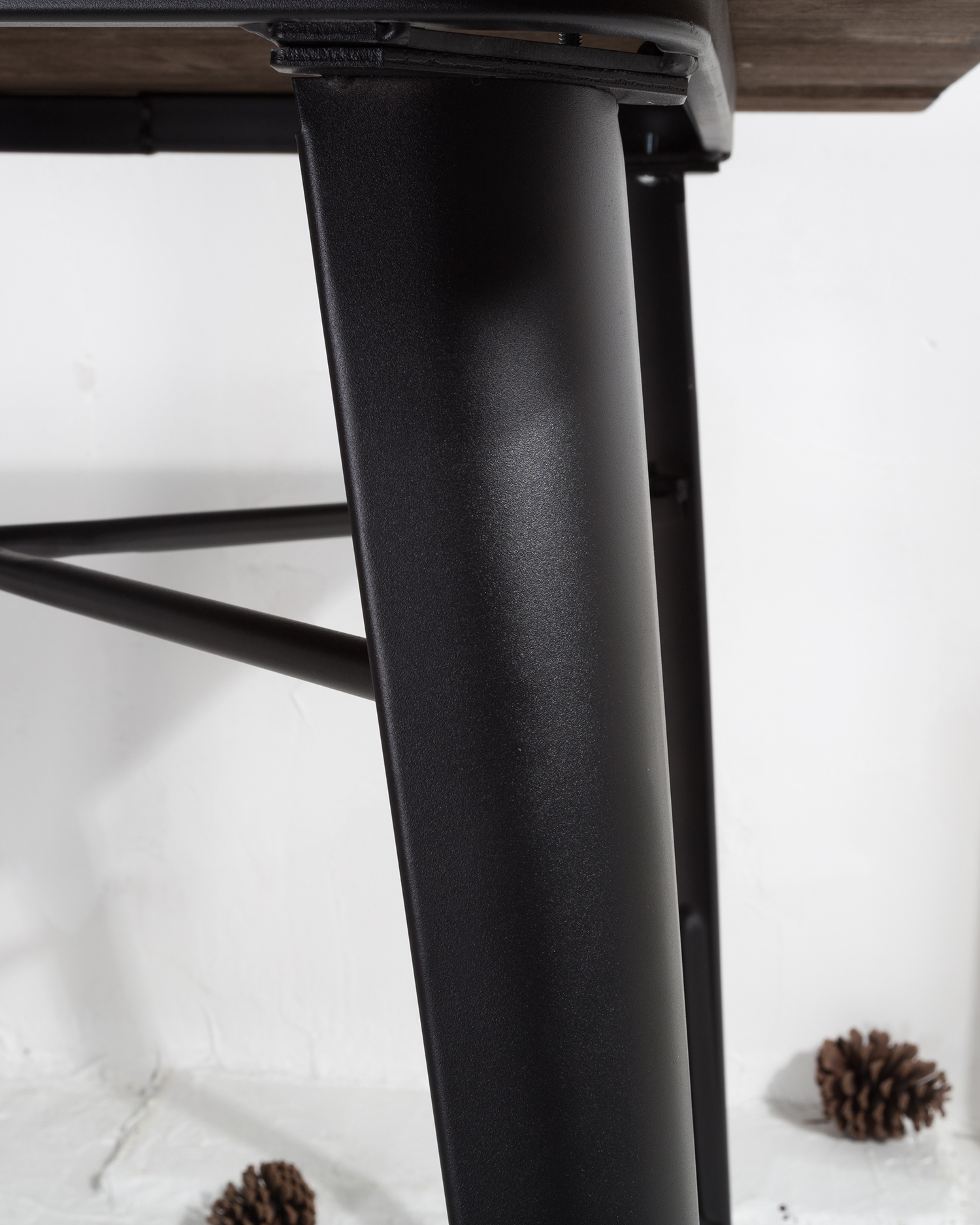 Neliöpuu ruokapöytä metallisilla jaloilla Neliöpuu ruokapöytä metallisilla jaloilla