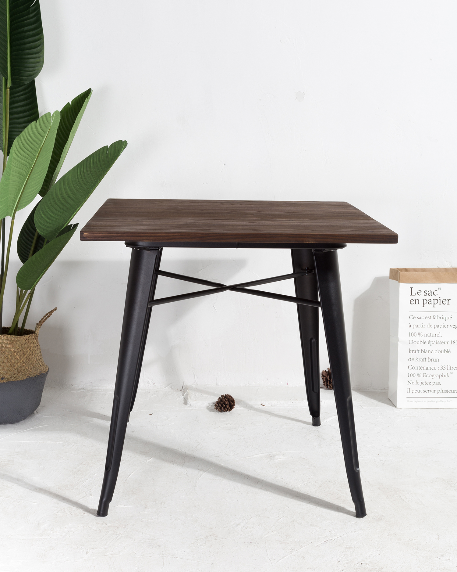 Neliöpuu ruokapöytä metallisilla jaloilla Neliöpuu ruokapöytä metallisilla jaloilla