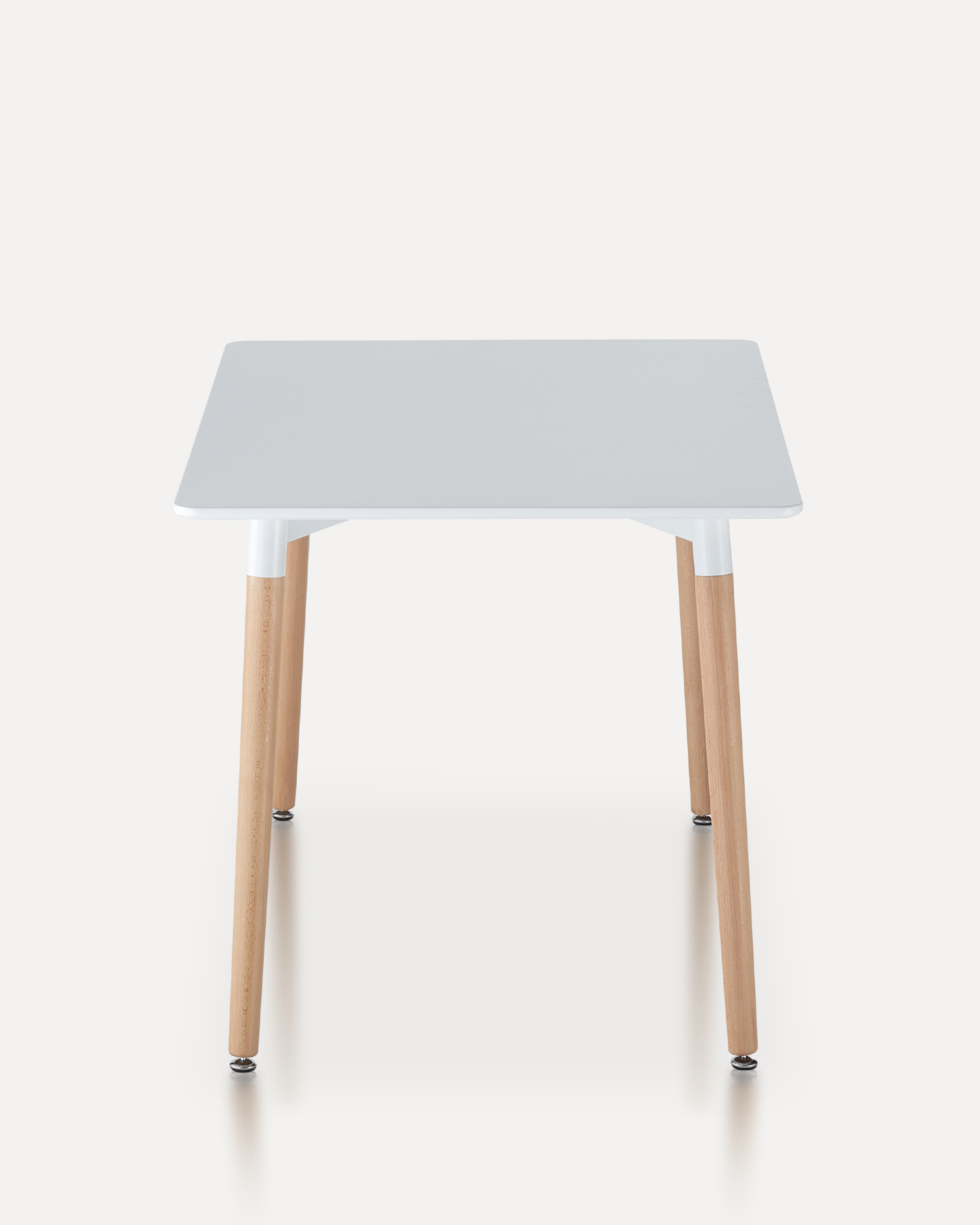 Valkoinen ylätasopöytä, jossa puiset jalat Valkoinen ylätasopöytä, jossa puiset jalat