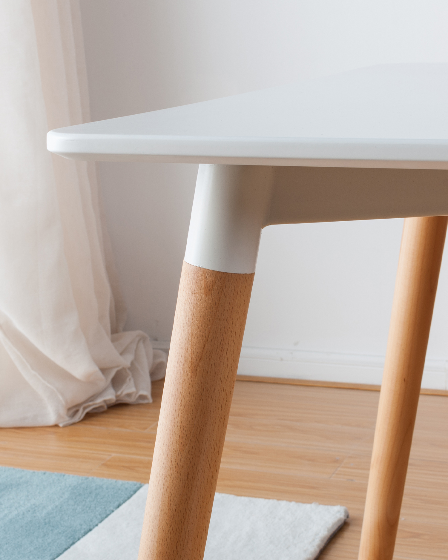 Valkoinen ylätasopöytä, jossa puiset jalat Valkoinen ylätasopöytä, jossa puiset jalat