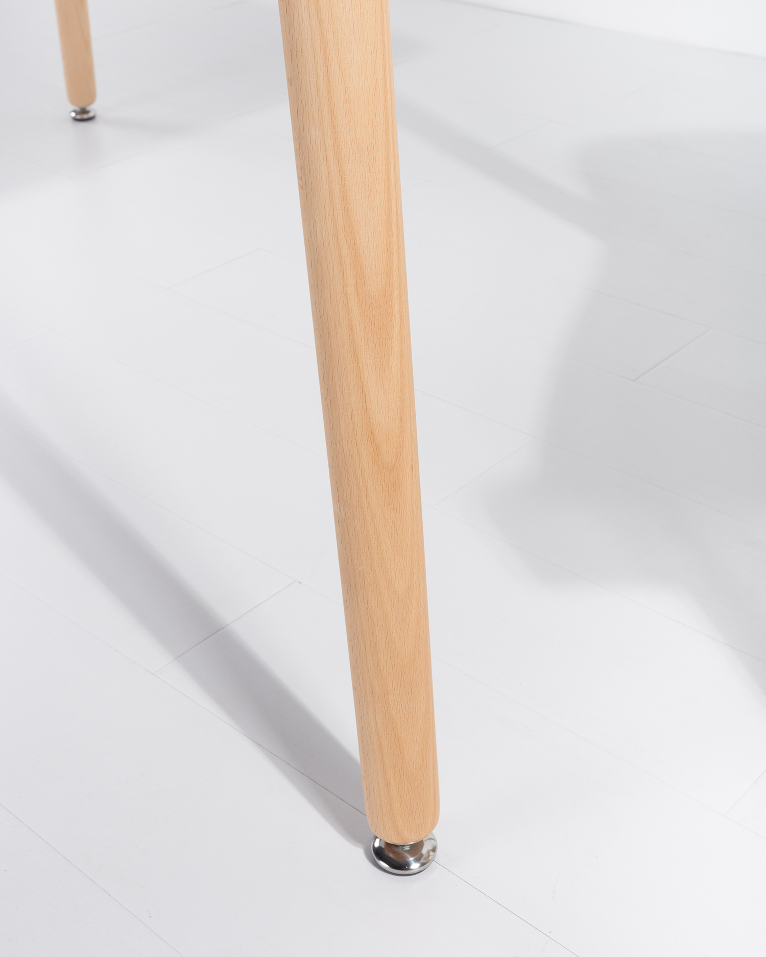 Valkoinen ylätasopöytä, jossa puiset jalat Valkoinen ylätasopöytä, jossa puiset jalat