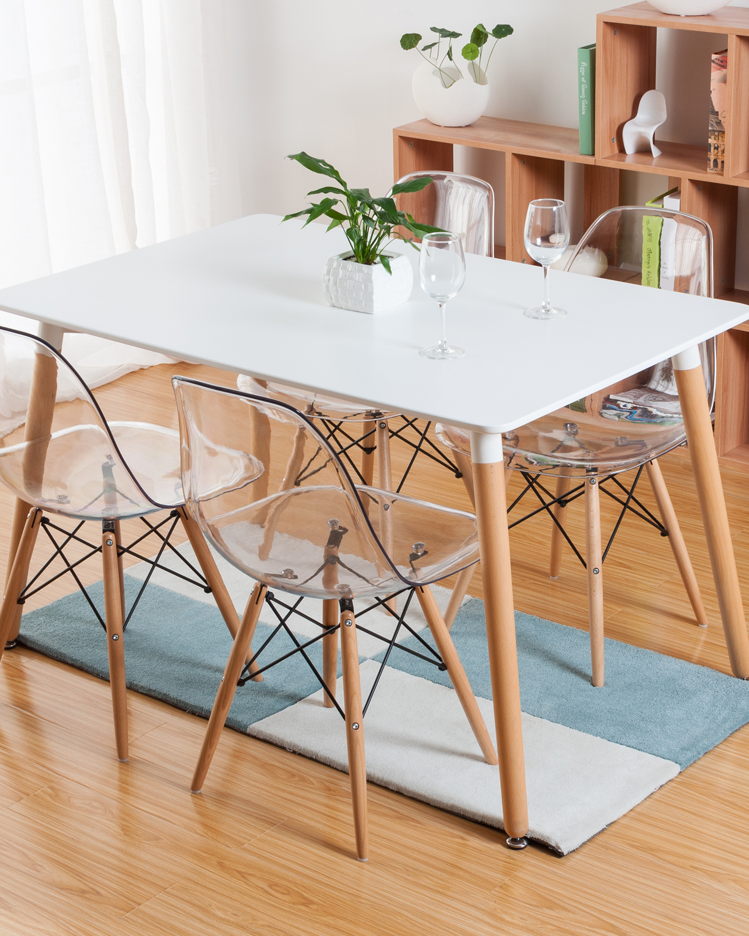 Valkoinen ylätasopöytä, jossa puiset jalat Valkoinen ylätasopöytä, jossa puiset jalat